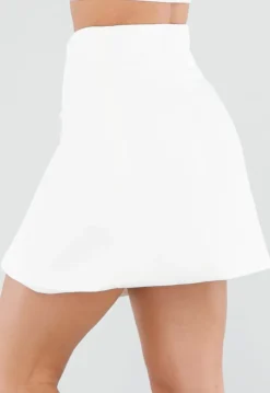 Witte Mini Rok met Overslag en Goudkleurige Knopen