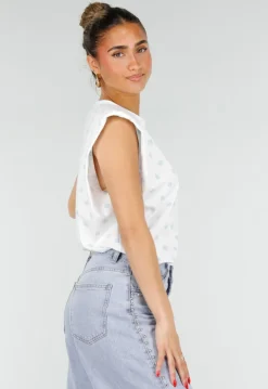 Witte Mouwloze Top met Lichtblauwe Stippen en Schoudervulling