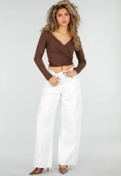 Witte Wide Leg Jeans met Bruine Stiksels en High Waist Pasvorm