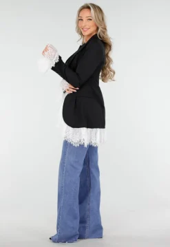 Zwarte Blazer met Witte Kanten Ruches aan Zoom en Mouwen