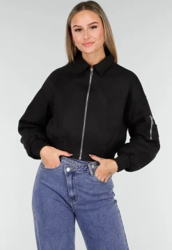 Zwarte Cropped Bomberjas met Zilverkleurige Rits en Utility-Zak op de Mouw