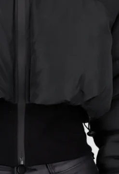 Zwarte Cropped Puffer Jas met Hoge Kraag en Verstelbare Trekkoorden