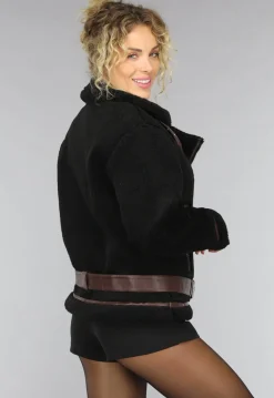 Zwarte Fluffy Jas met Bruine Gesp Details