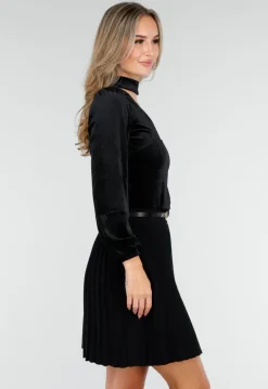 Zwarte Fluwelen Top met V-Hals en Choker Detail