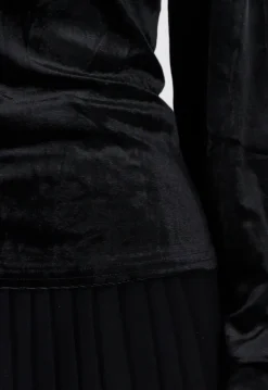 Zwarte Fluwelen Top met V-Hals en Choker Detail