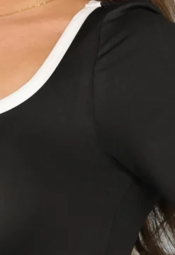 Zwarte Jurk met Witte Ruches Details en Strik