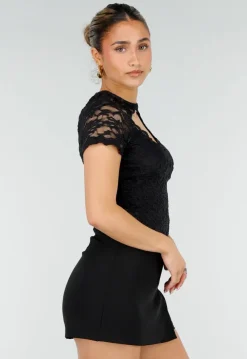 Zwarte Kant Top met Korte Mouwen en Cut Out
