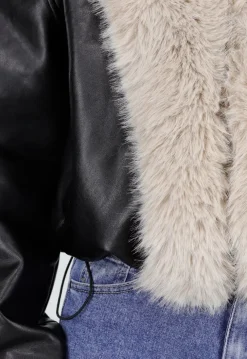 Zwarte Lederlook Jas met Beige Faux Fur Kraag