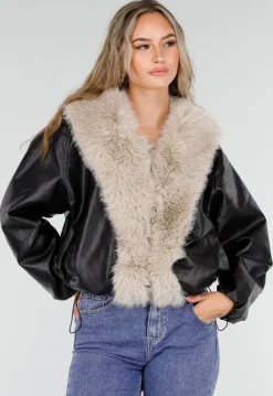 Zwarte Lederlook Jas met Beige Faux Fur Kraag