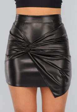Zwarte Lederlook Rok met Twist Detail