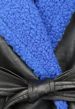 Zwarte Leren Trenchcoat met Blauwe Teddy Voering