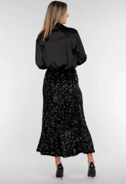 Zwarte Midi Rok met All Over Pailletten en Subtiele Uitlopende Zoom