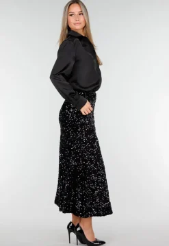 Zwarte Midi Rok met All Over Pailletten en Subtiele Uitlopende Zoom
