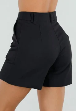 Zwarte Mouwloze Blazer en Tailored Short Set met Riem