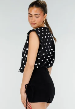 Zwarte Mouwloze Top met Witte Stippen en Schoudervulling