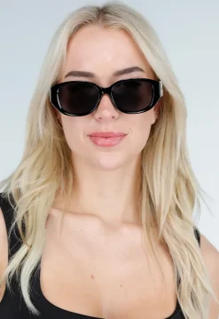 Zwarte Retro Zonnebril met Getinte Glazen en Gouden Details