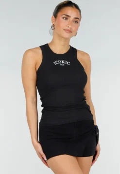 Zwarte Rib High Neck Top met Blauwe Tekst en Aansluitende Pasvorm