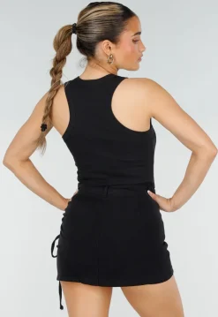 Zwarte Rib High Neck Top met Blauwe Tekst en Aansluitende Pasvorm