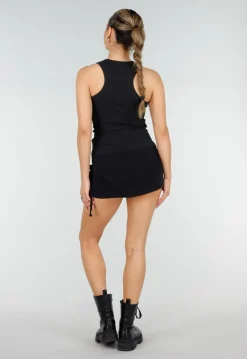 Zwarte Rib High Neck Top met Blauwe Tekst en Aansluitende Pasvorm