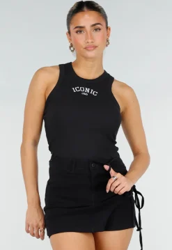 Zwarte Rib High Neck Top met Blauwe Tekst en Aansluitende Pasvorm