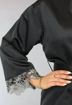 Zwarte Satijnen Kimono met Wijde Mouwen en Borduur Details