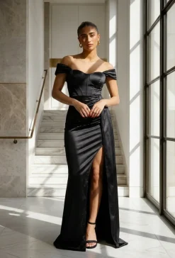 Zwarte Satin Off Shoulder Galajurk met Split