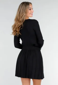 Zwarte Set met Goudkleurige Knopen en Plissé Rok