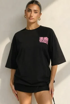 Zwart Oversized T-shirt met Roze Tekst en Korte Mouwen
