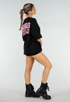 Zwart Oversized T-shirt met Roze Tekst en Korte Mouwen