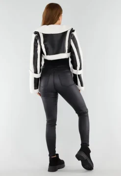 Zwart Wit Cropped Bontjack met Imitatieleer en Sherpa Afwerking