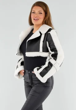 Zwart Wit Cropped Bontjack met Imitatieleer en Sherpa Afwerking