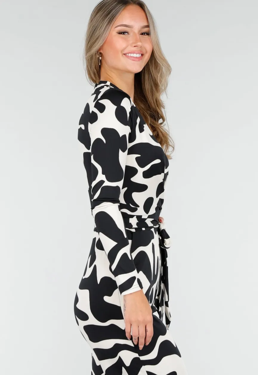 Zwart-Witte Stretch Jumpsuit met Print en Overslagtop
